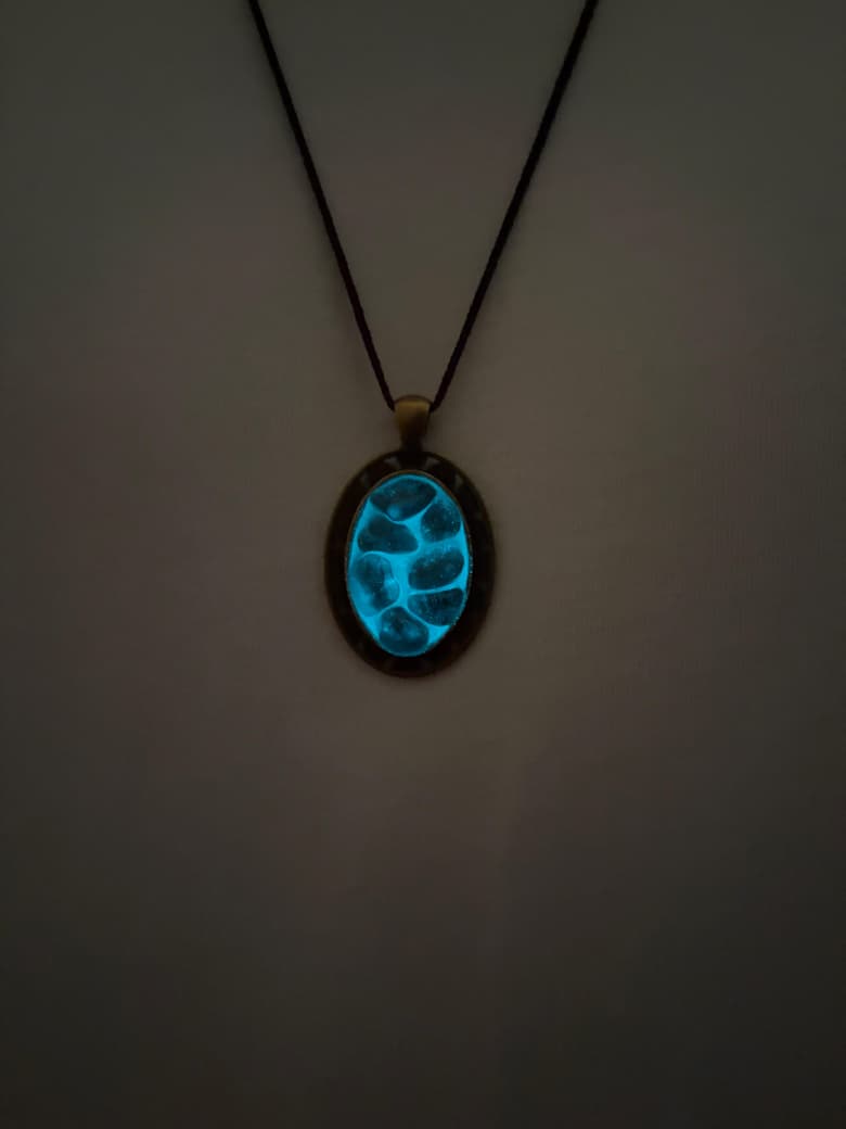 MYSTIC GLOW ANTIQUE RESIN NECKLACE
