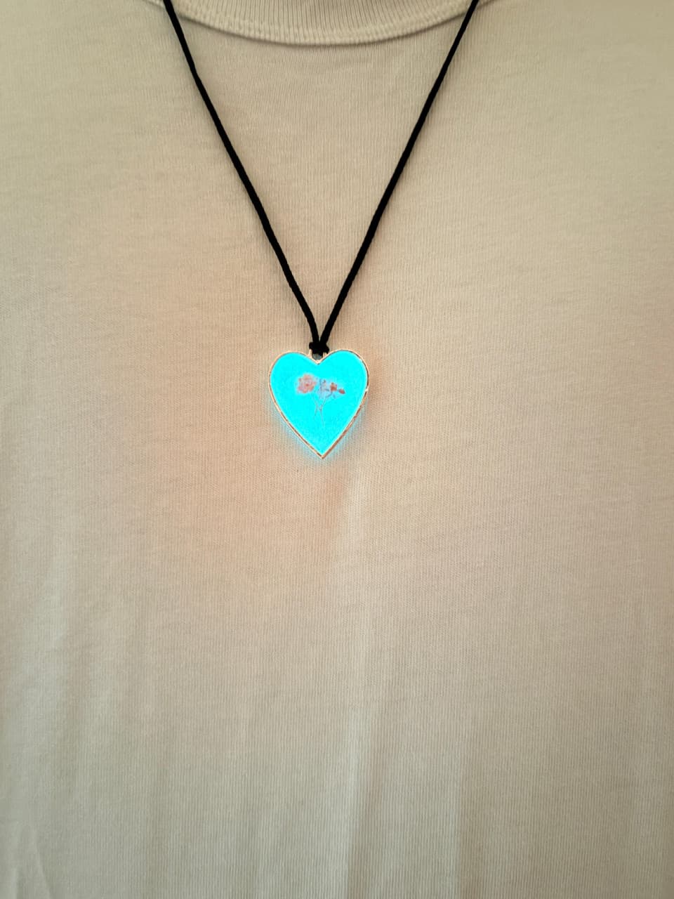 GLOW RESIN HEART NECKLACE